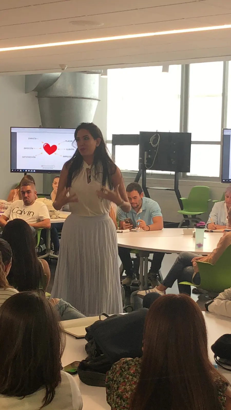 Estefanía Cárdenas facilitando un taller de marketing emocional en CONAMERC Medellín