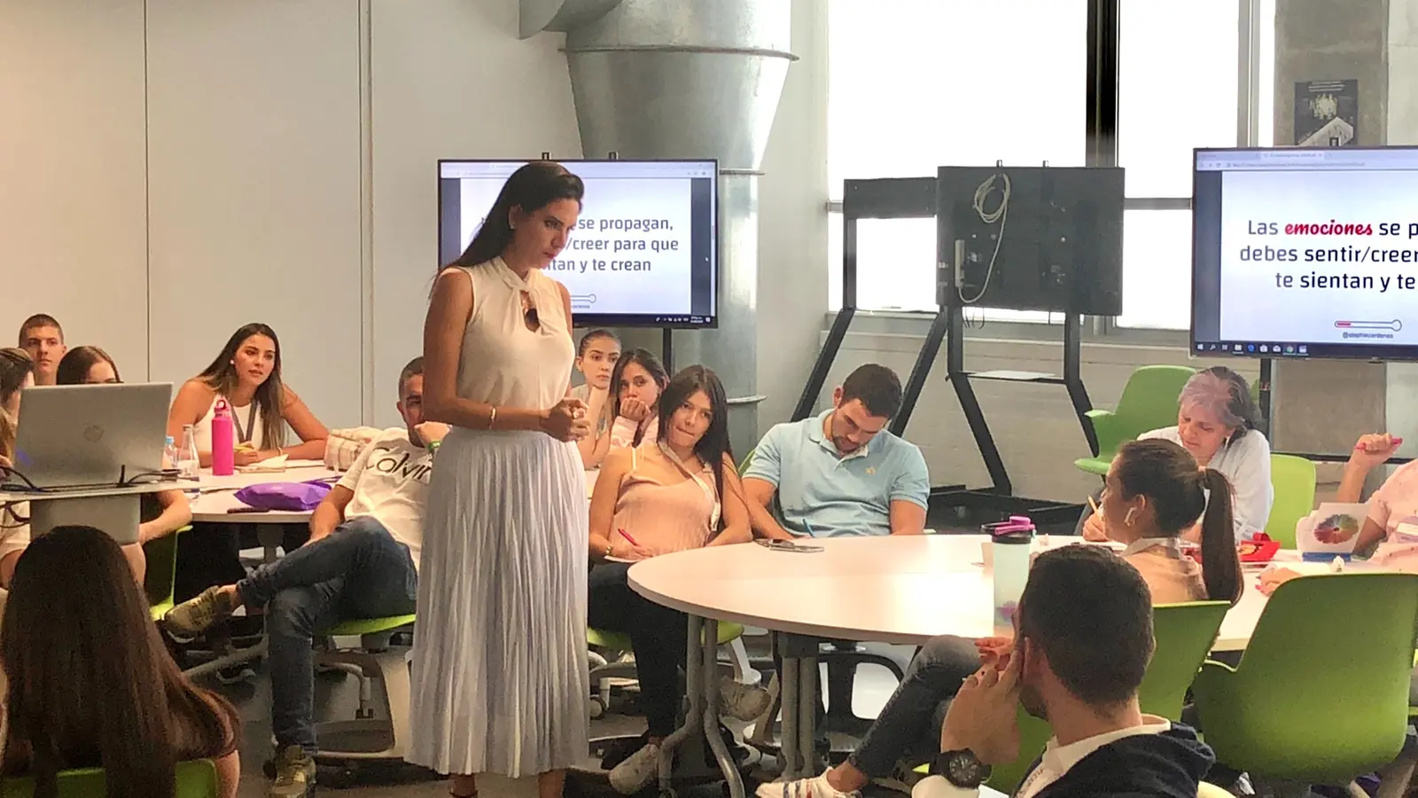 Participantes trabajando durante el taller impartido por Estefanía Cárdenas en CONAMERC